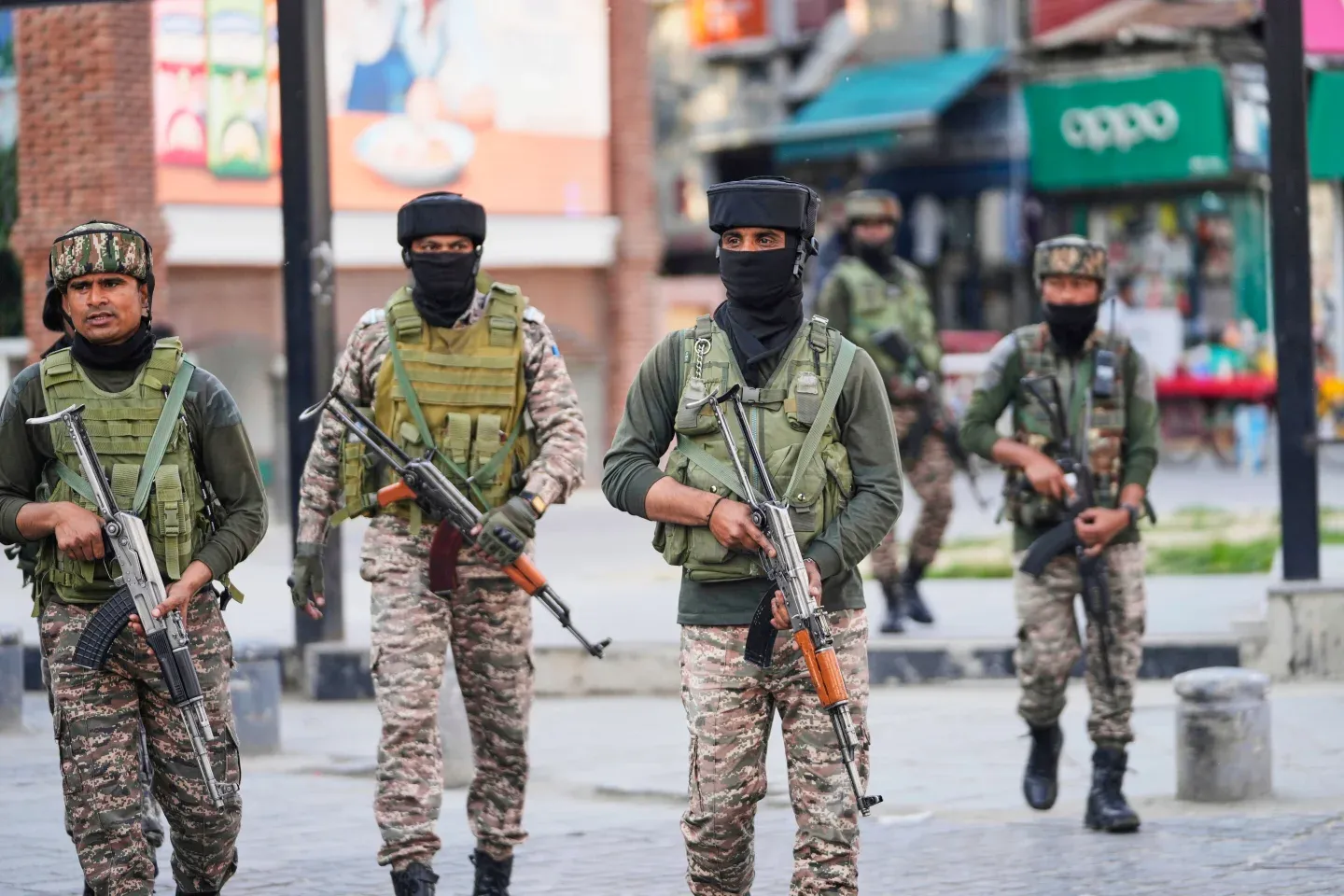 Soldados indianos guardam mercado em Srinagar, na área da Caxemira controlada pela Índia(Muktar Kahn / AP)