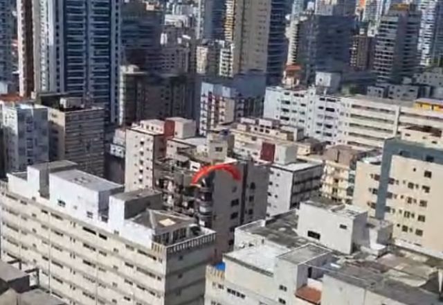Aluna perde controle de paraglider e pousa em sacada de prédio em Santos (SP) | Foto: Reprodução