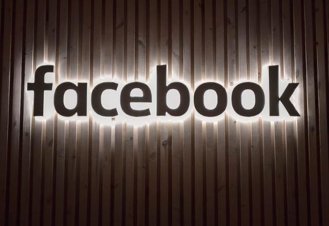 parede com o logo do facebook