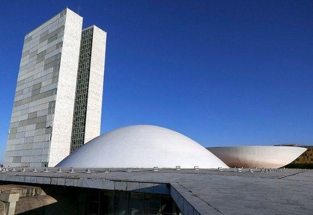 parlamentares assumam embaixadas sem perder o mandato