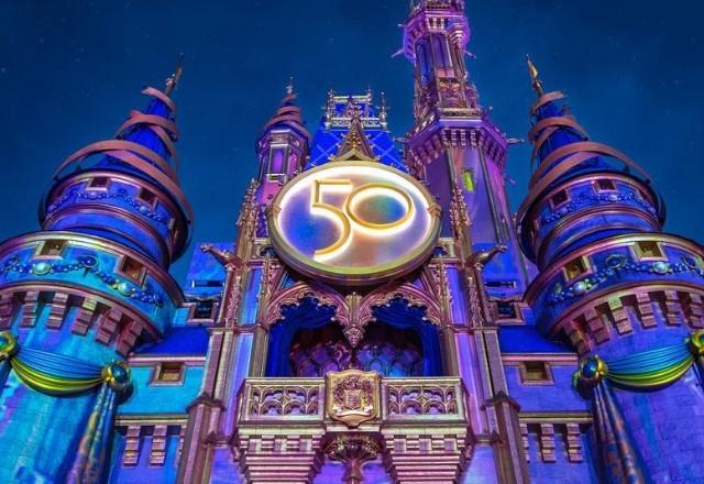 parque da disney com símbolo dos 50 anos