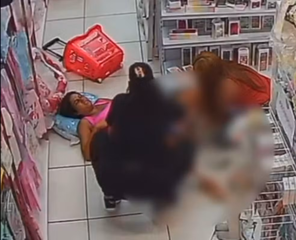 Ljovem de 28 anos deu à luz enquanto fazia compras em uma loja | Reprodução