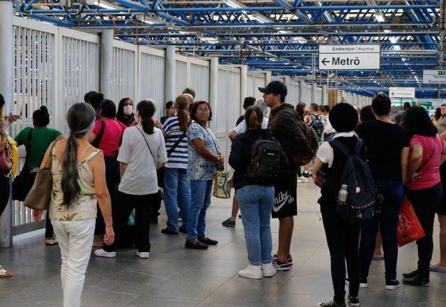 passageiros em frente a estação