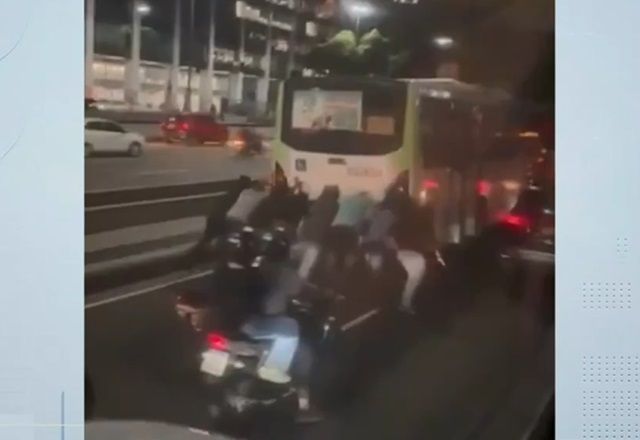RJ: Passageiros empurram ônibus após falha elétrica