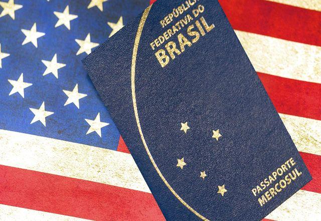 passaporte brasileiro sobre bandeira americana