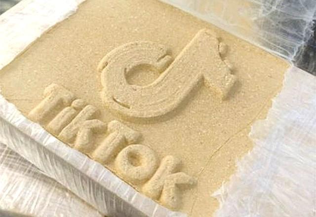 Polícia apreende 10 kg de pasta base de cocaína com logo de rede social