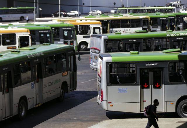 pátio com diversos ônibus