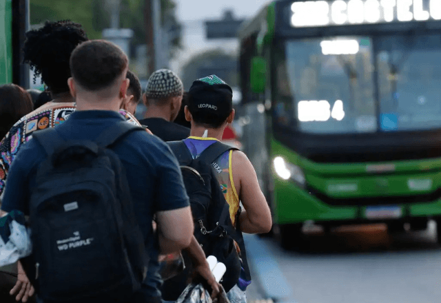 Pessoas esperando ônibus | Fernando Frazão/Agência Brasil