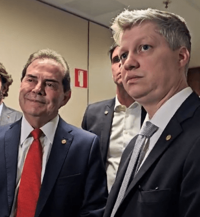 Os deputados Paulinho da Força e Marcel Van Hattem em conversa com jornalistas sobre o “PL da Dosimetria” | Reprodução/SBT