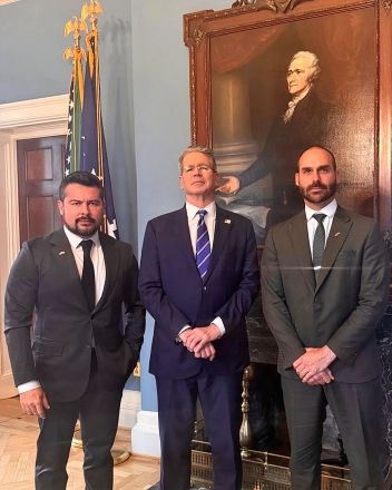 Paulo Figueiredo, o secretário do Tesouro dos EUA, Scott Bessent, e Eduardo Bolsonaro durante encontro em Washington D.C. | Reprodução/X @BolsonaroSP