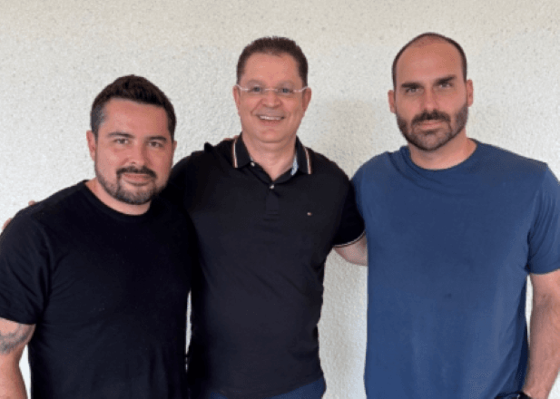 Paulo Figueiredo, Sóstenes Cavalcante e Eduardo Bolsonaro em encontro nos EUA | Reprodução/X @BolsonaroSP