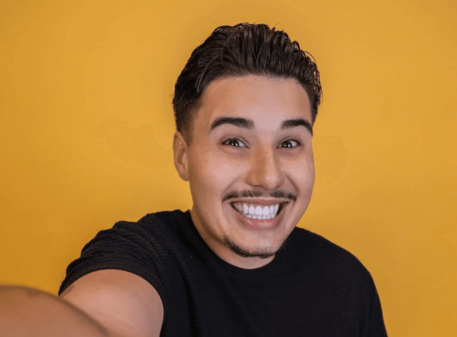 Pedro Espíndola segurou pescoço de participante e tentou beijá-la a força na despensa da casa do BBB 26 | Reprodução/Redes sociais