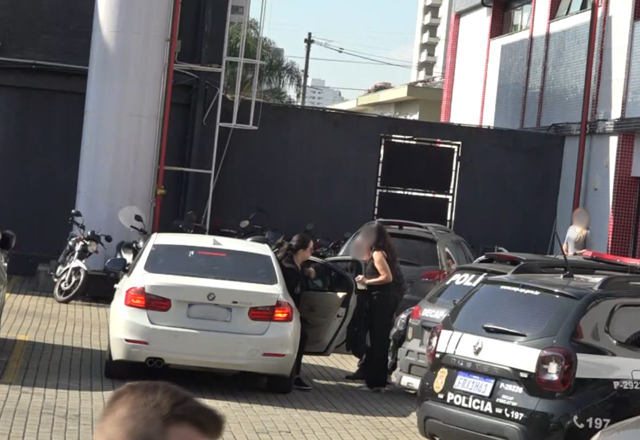 Esteticista chegou à delegacia na tarde desta quarta (5) | SBT