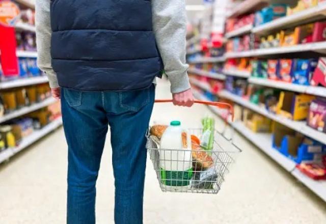pessoa em compras no mercado