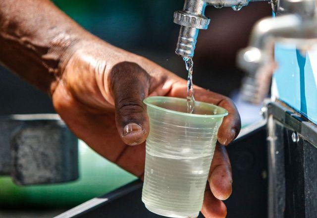 pessoa pegando um copo de agua