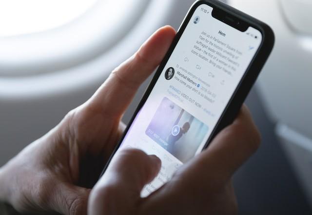 pessoa usando redes sociais no celular