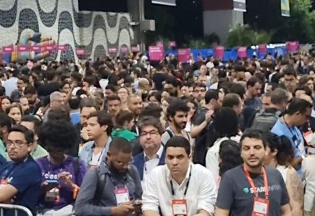 pessoas aguardam na fila para o Web Summit