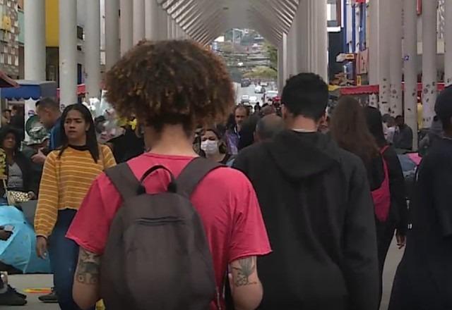 pessoas andando na rua