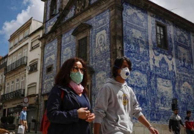 pessoas com máscara em rua do Porto