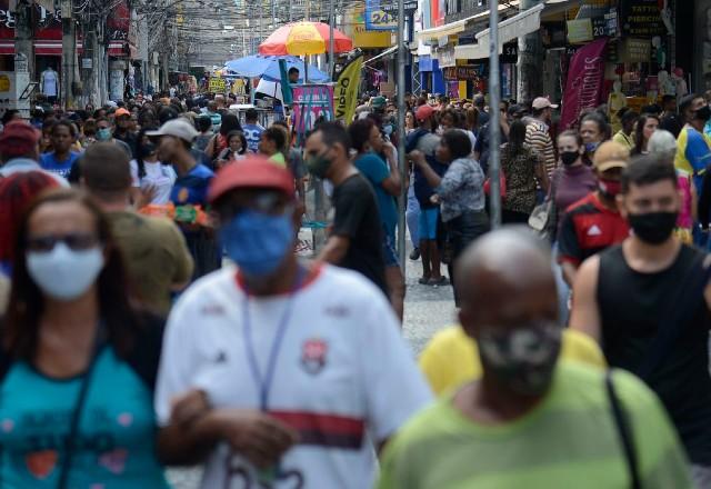 Covid: média de casos no Brasil aumentou 4 vezes em um mês Covid: média de casos no Brasil aumentou 4 vezes em um mês