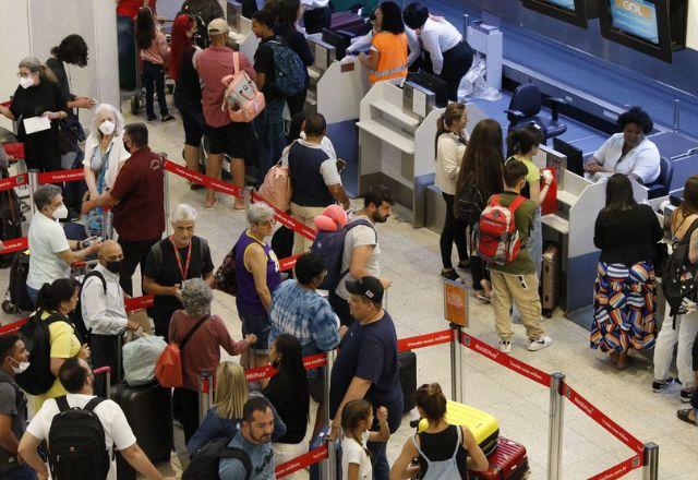 pessoas em filas dentro do aeroporto