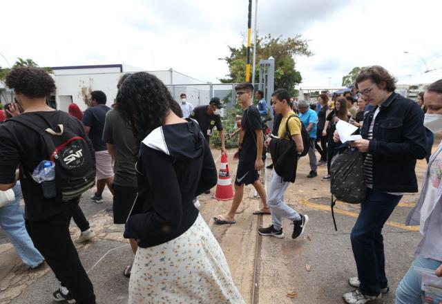 pessoas entrando no local de aplicação do enem