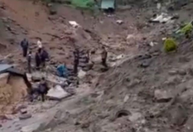 pessoas fazem buscas por desaparecidos em KwaZulu-Natal: