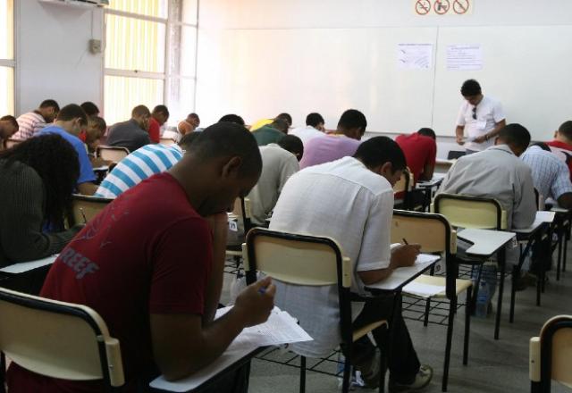 pessoas fazem provas de concurso