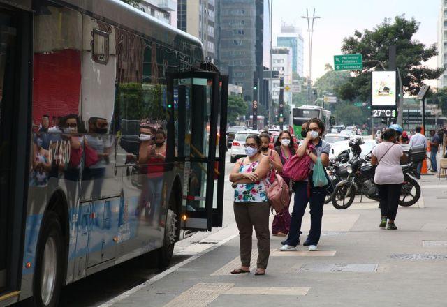 pessoas no ponto de ônibus