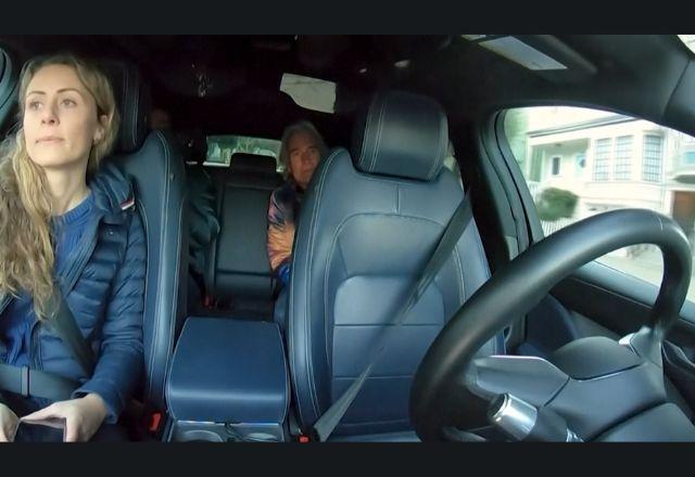 pessoas sendo transportadas por táxi sem motorista