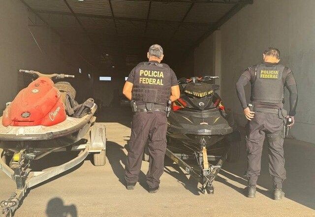 PF apreendeu bens como duas motos aquáticas, dinheiro em espécie, celulares e documentos | Divulgação/PF