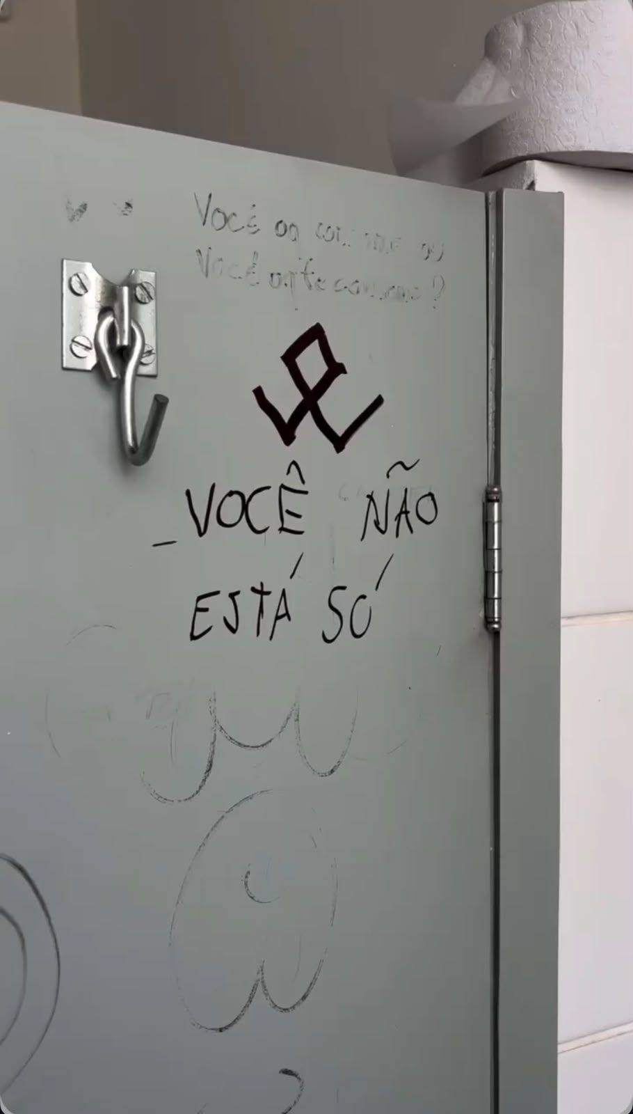 Pichação nazista é encontrada em prédios de universidade Pichação nazista é encontrada em prédios de universidade