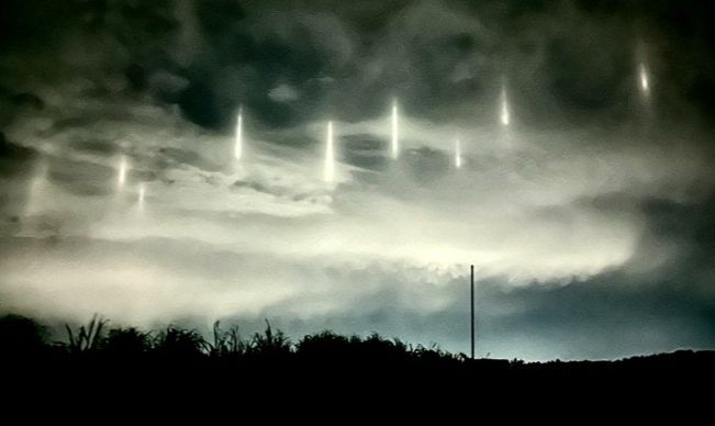 Entenda o que são os misteriosos pilares de luz vistos no céu do Japão. | Reprodução/X