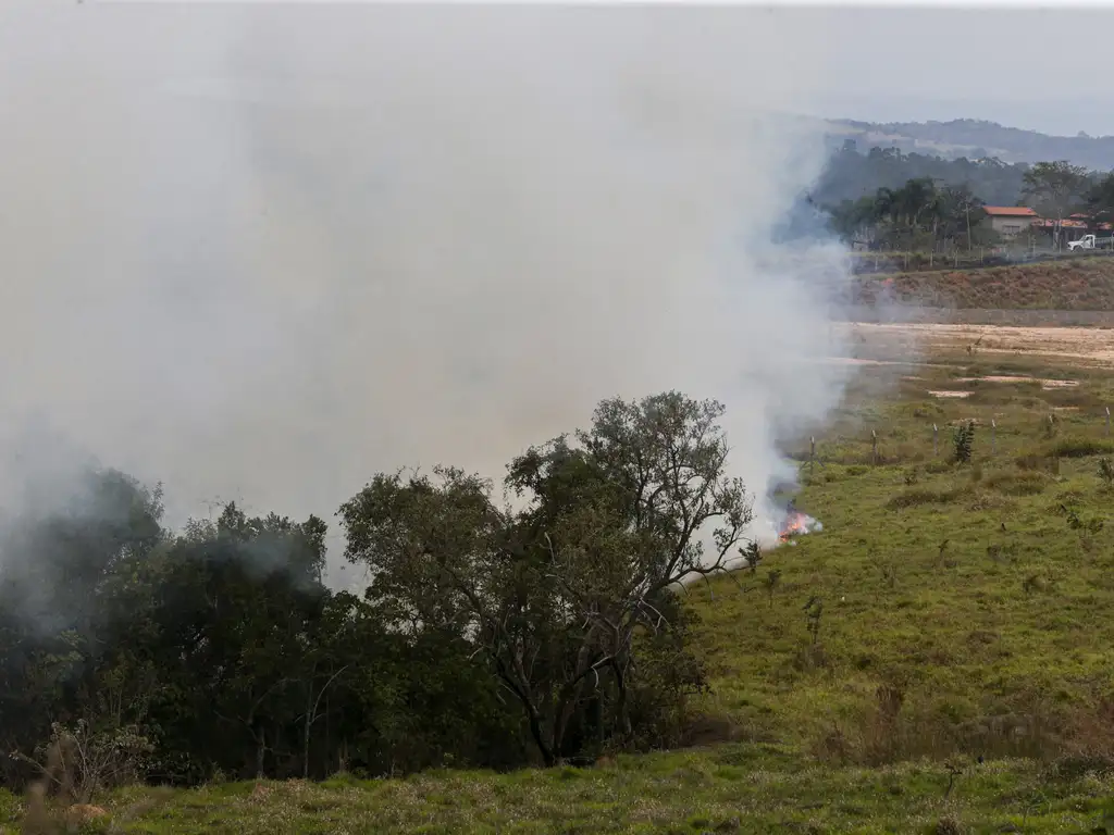 Número sobe e SP tem 36 cidades em alerta máximo por conta dos incêndios 