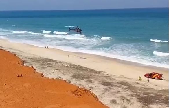Ambulância e helicóptero foram mobilizados no resgate em Pipa. | Resgate de casal que caiu de quadriciclo em falésia de Pipa (RN). | Maurício Teixeira