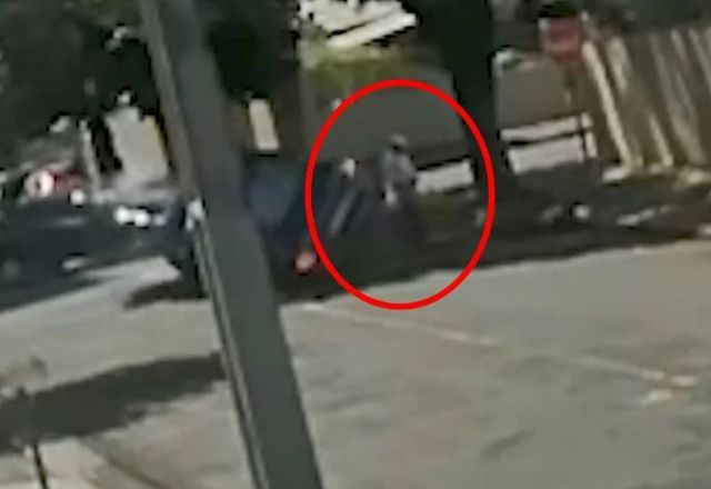 Vídeo: Sorveteiro escapa por poucos centímetros de carro desgovernado