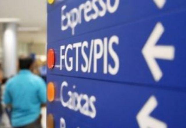 placa em agencia bancaria da caixa sinalizando homem para o pagamento do pis