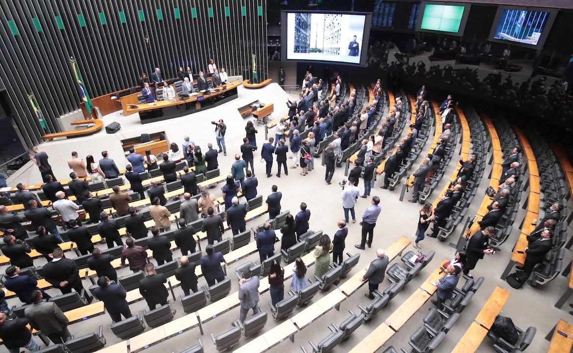 Congresso retoma trabalhos pressionado pelas eleições