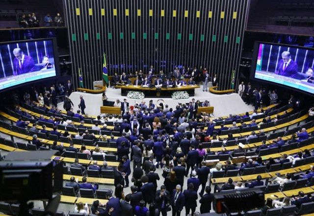 Deputados participam da sessão solene que marca retomada dos trabalhos legislativos, no plenário da Câmara (Vinicius Loures/Câmara dos Deputados)