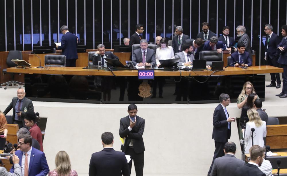 Câmara avalia regras da reforma tributária com jogos de azar e refrigerantes no "imposto do pecado"