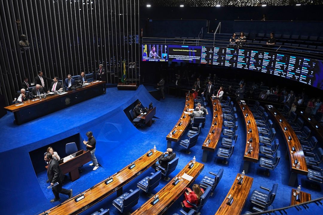 Senadores apresentam requerimento para acelerar PEC da 6x1