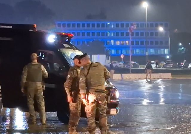 Policiais militares na Praça dos Três Poderes (Reprodução/SBT)