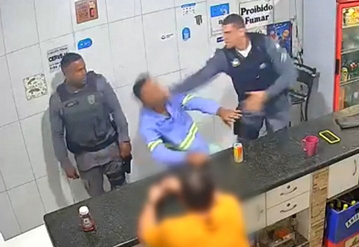 PM estapeia homem que teria agredido a própria mãe