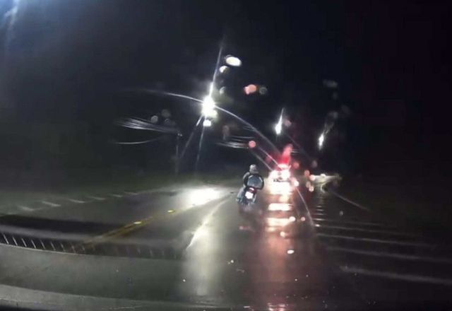 Viatura da PM entra na contramão e mata motociclista | Reprodução/ Advogados 