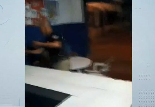 PM fardado em bar na Bahia dá tapa no rosto de mulher