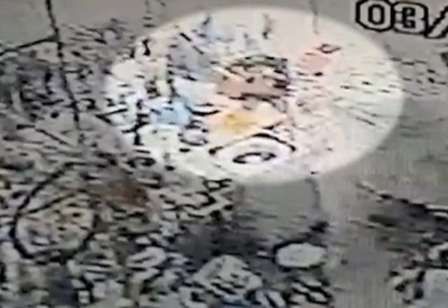 PMs roubam dinheiro e tocam violão durante invasão a galpão