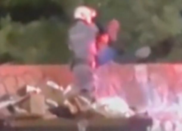PM que jogou motociclista de cima de ponte em SP será julgado por Tribunal do Júri