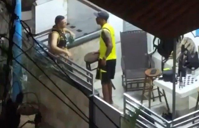 Exclusivo: policial militar é flagrado conversando com chefe de facção no Rio