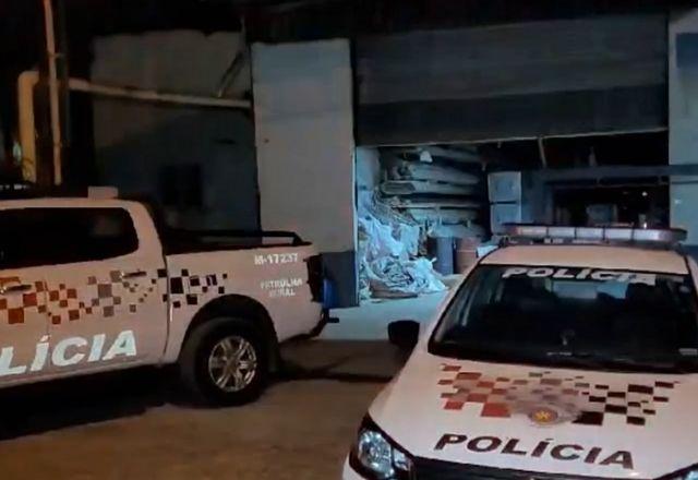 polícia atendendo a ocorrência