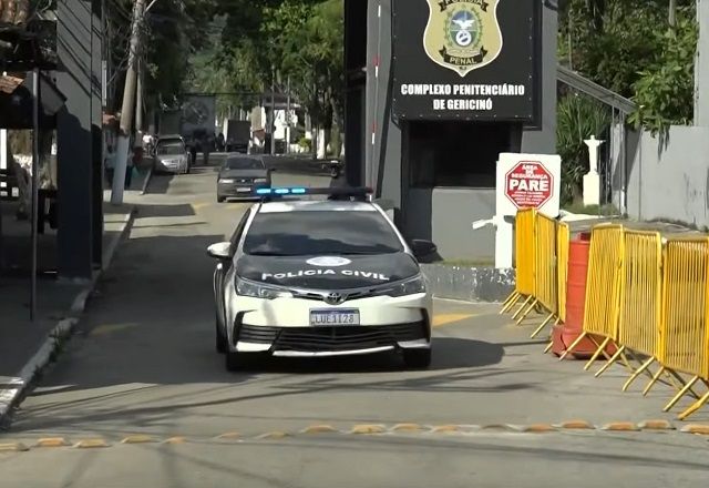 Viatura da Polícia Civil passando em frente ao Complexo Penitenciário de Gericinó (Reprodução/Primeiro Impacto)